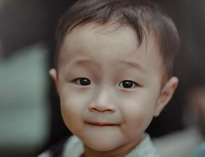 “求求你松手”，46岁妈妈遭12岁儿子掐喉咙，网友：父母没教育好