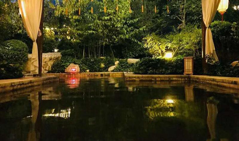 萌娃温泉玩水,灞业3000米温泉带娃攻略