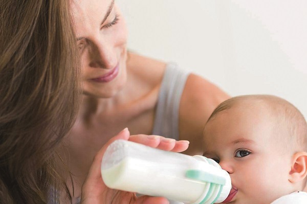 母乳优势仍然甩配方奶粉一条街