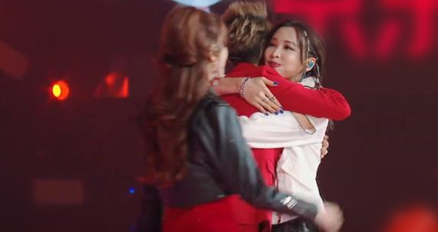 暖心郁可唯唱歌,郁可唯羽绒服蓝色