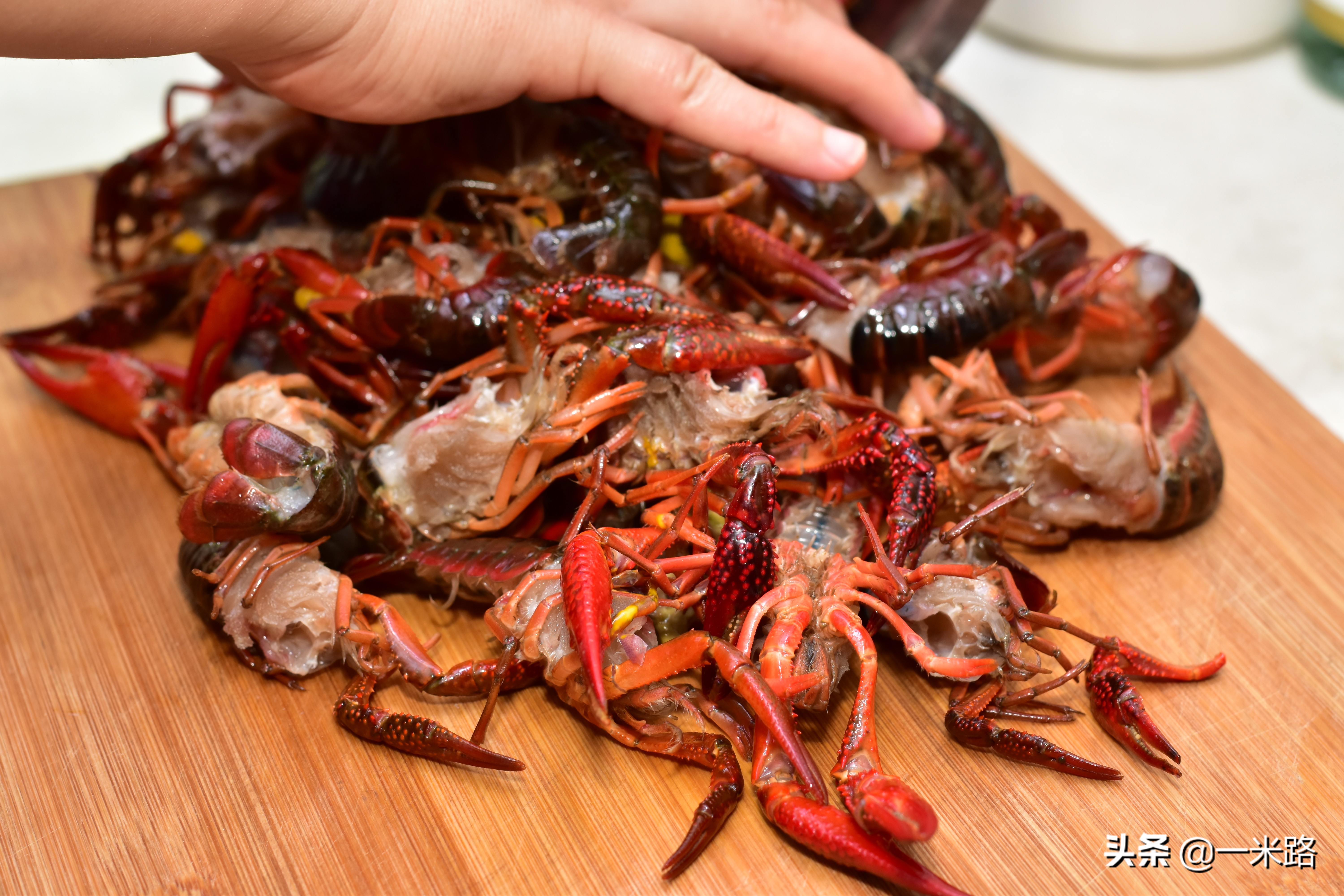 麻辣小龙虾的绝配是魔芋豆腐,又麻又辣多汁,吃起来真带劲