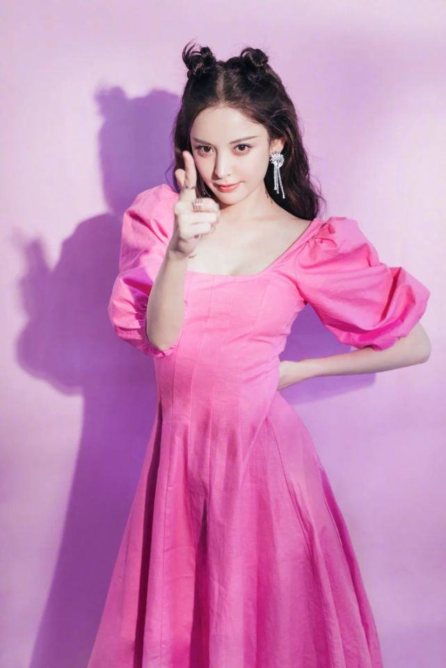 古力娜扎穿露脐衣,古力娜扎露脐上衣配紧身裤