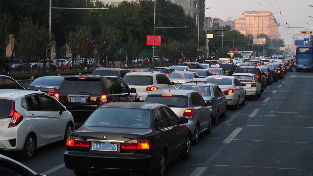 为何老司机误闯红灯后右转不扣分,右转没注意闯红灯了怎么处罚