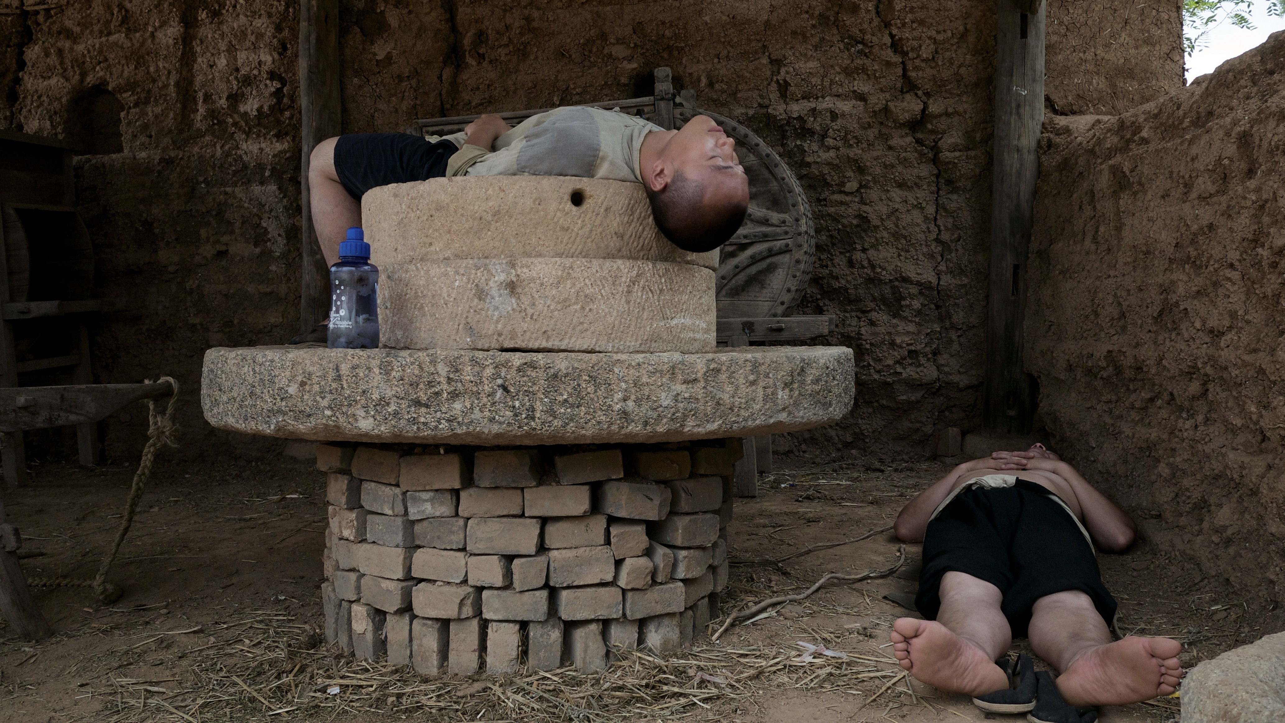 我拍了数千名路人甲,“成年人不要给自己编织梦想”|图集