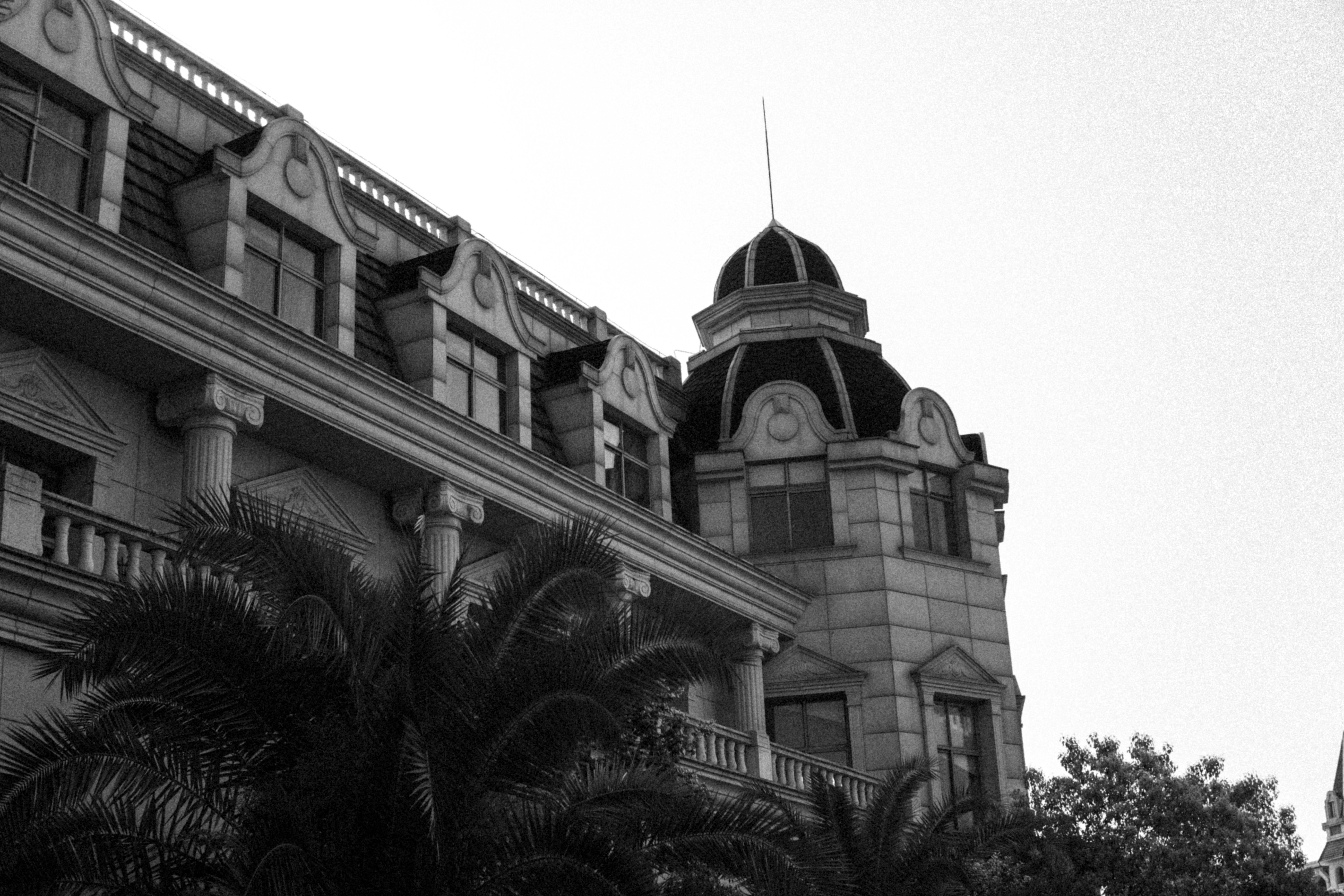 开着曾经的最美大众探寻废弃城堡，如今B6迈腾还值得购买吗？