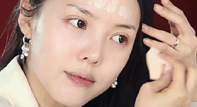 化妆bb霜的正确上妆手法图片,初学者化妆步骤能直接上bb霜吗