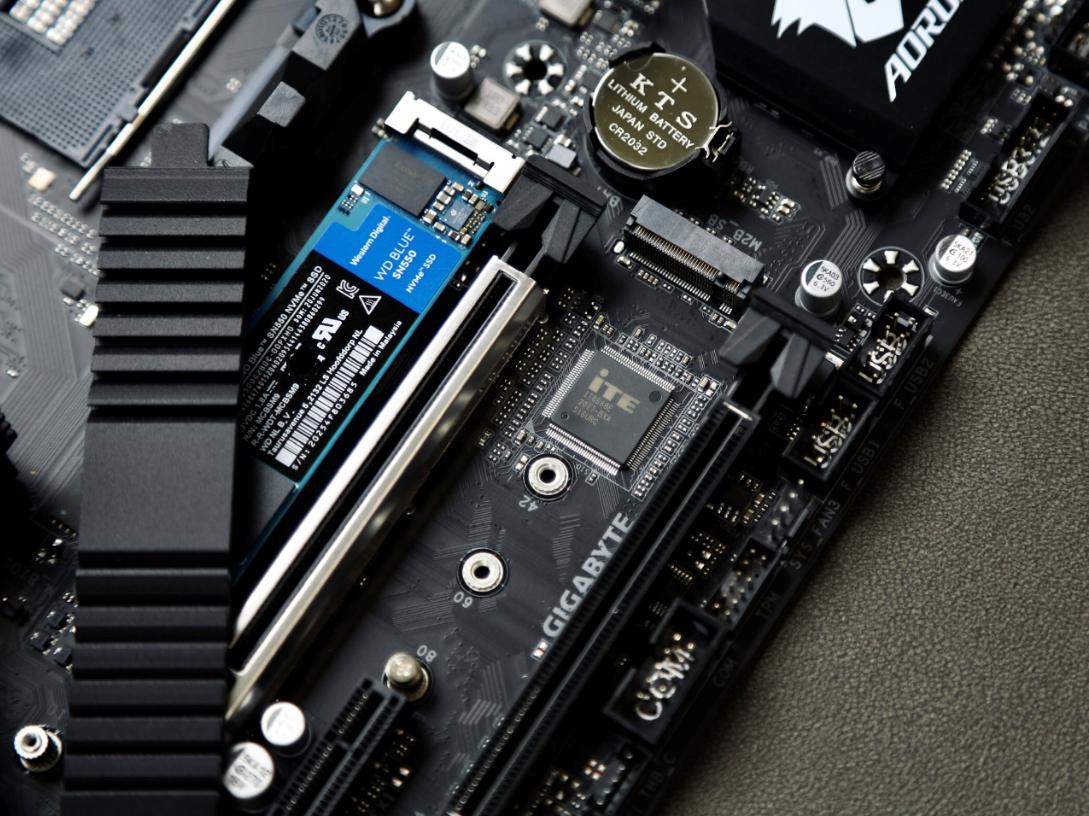 为刚踏入社会的小兄弟，配了一台高颜值散热好的FLUX平台主机