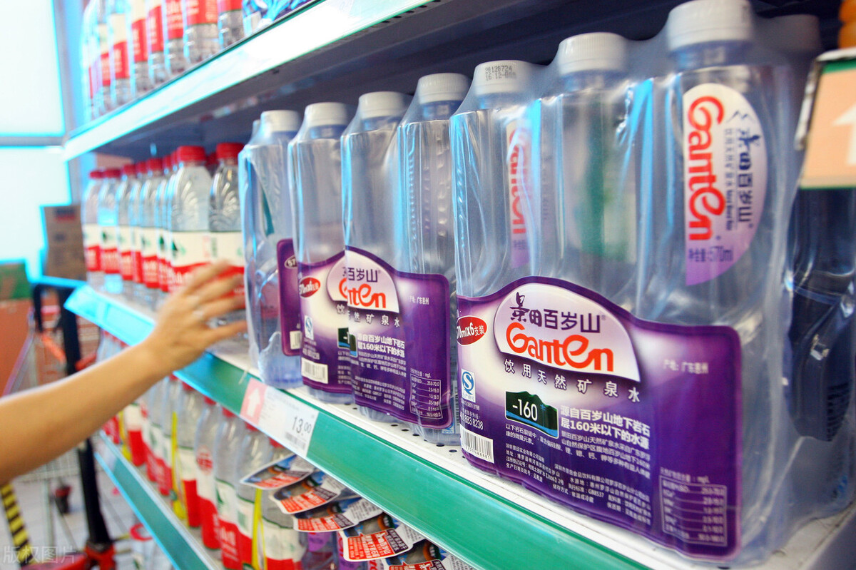 一瓶矿泉水13元钱,一瓶矿泉水卖1000元