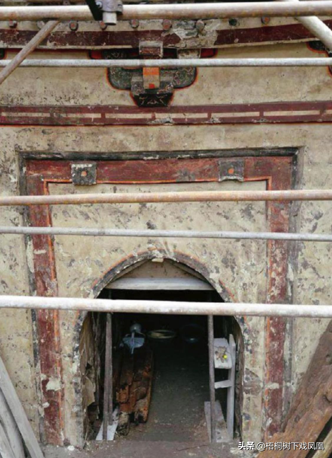 2017年几个山东人到内蒙古盗墓，租用一台挖掘机，称是“挖沙子”