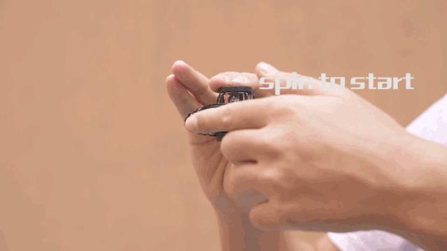 一个会自己飞回来的陀螺，不单是小孩子，连大人都玩得不亦乐乎