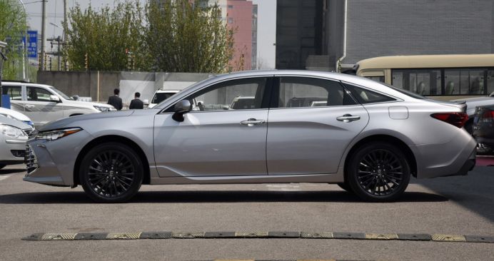 丰田凯美瑞双擎和亚洲龙油耗比较,丰田凯美瑞和亚洲龙有什么区别