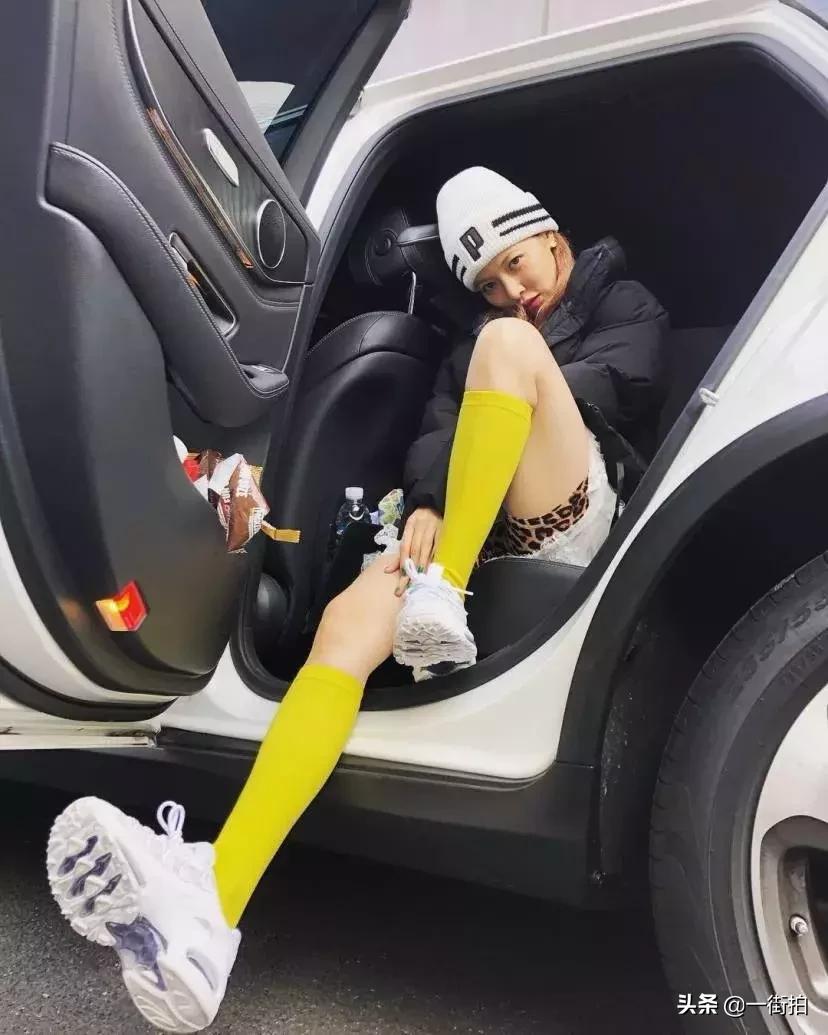 泫雅穿着粉色上衣走红,泫雅衣服ins