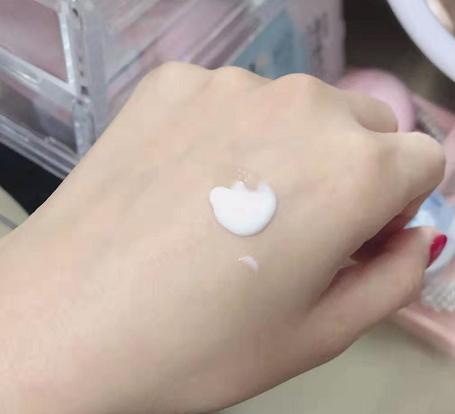 干性皮肤用黛珂乳液好还是科颜氏,干皮科颜氏水乳和黛珂哪个好用