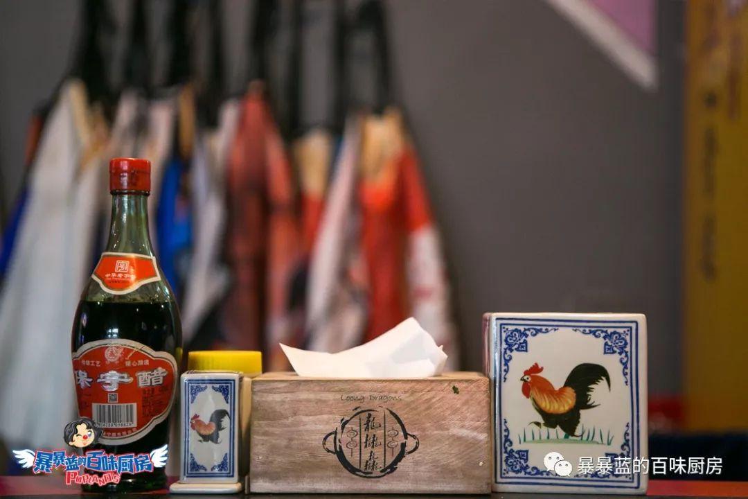 当成都老板爱上沈阳老雪,他开的串串香店锅底都有1瓶大绿棒