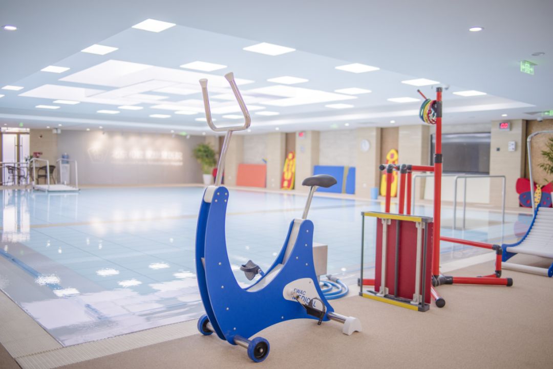 康复水中平衡训练,儿童康复水疗操作视频