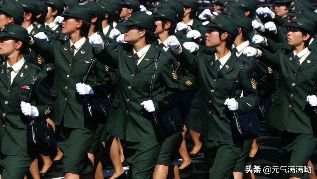 日本女兵阅兵挎包放什么,日本阅兵奇葩