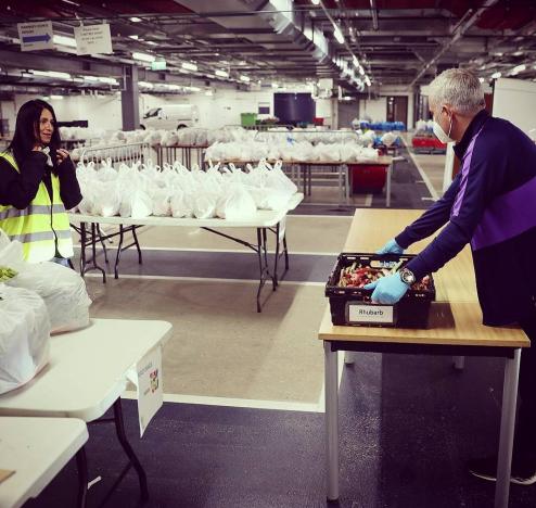 疫情期间化身搬运工，年轻人抛来崇敬眼神，这样的穆帅你怎能不爱