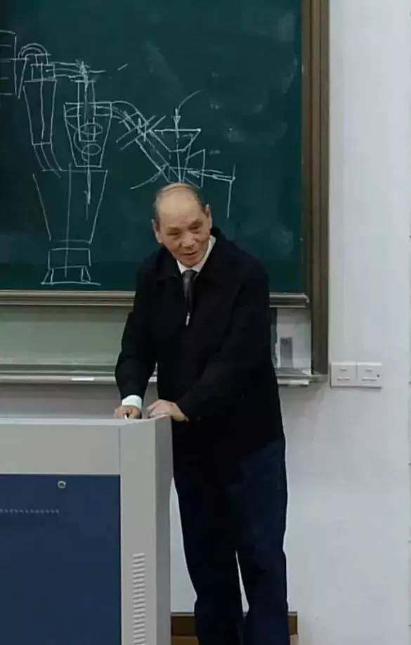 老师在生死关头17秒救下学生,生死关头老师救学生