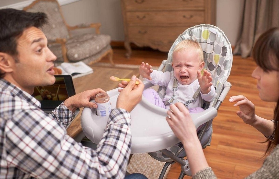 宝宝掉床怎么判断是否有危险,宝宝掉床解决办法
