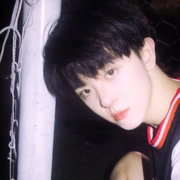 抚摸男人头代表什么,男生摸女生的头代表什么意思呢