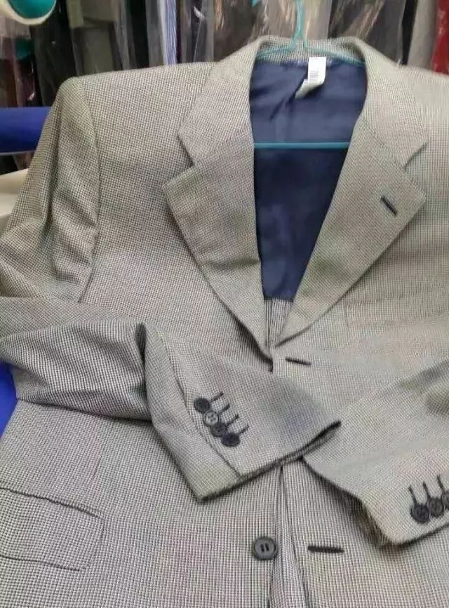 干洗染色是什么原因,乳白色西服染色了怎么补救