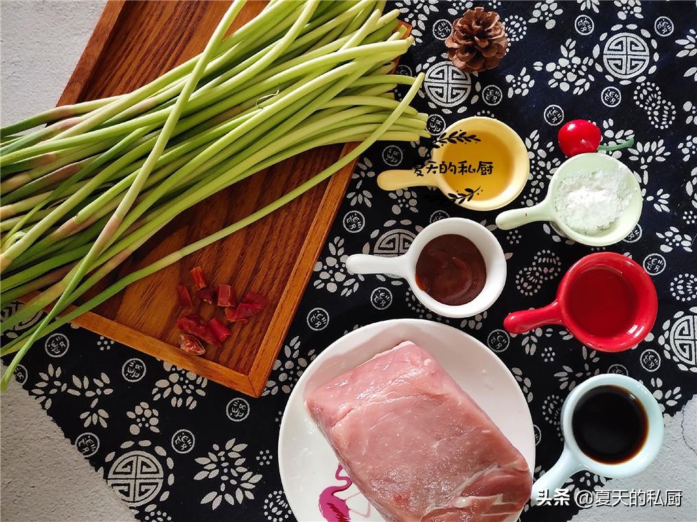 怎样使炒好的蒜苔持久不变色,蒜苔有点老怎么炒好吃