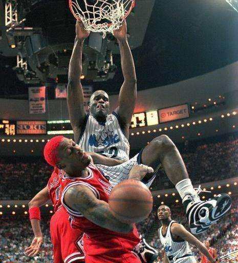 奥尼尔三百多斤的拳头,奥尼尔vs巨石强森体型对比