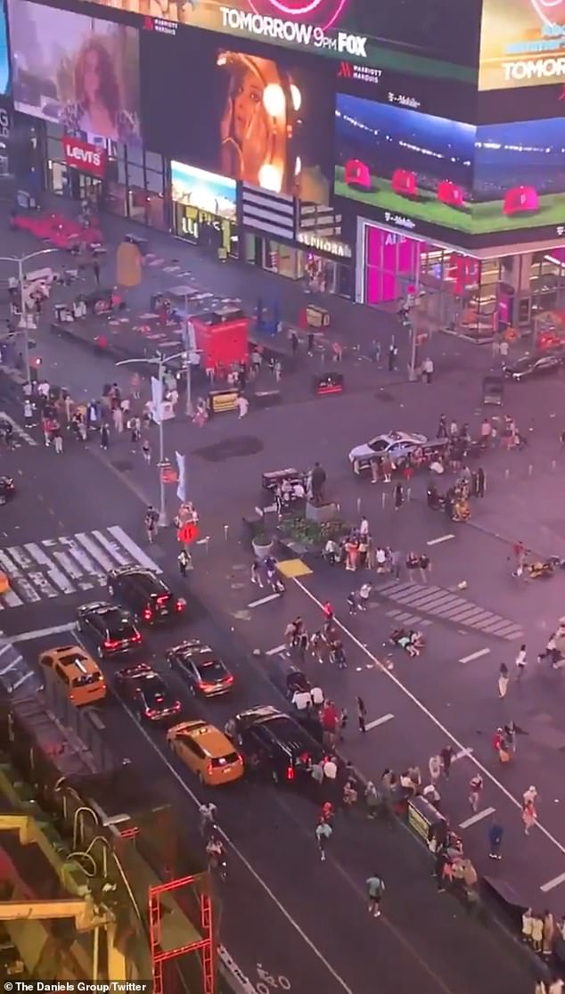 纽约时代广场大乱！民众把摩托车回火声当枪声，多人大哭尖叫逃窜