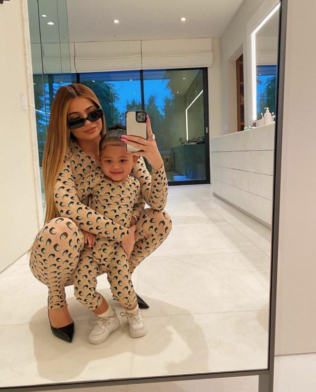 乔治娜求婚完整版,乔治娜晒腹部戒指图片