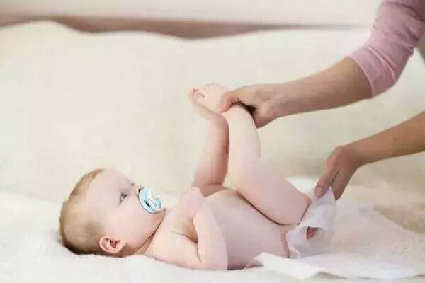 儿科护士教你正确给新生儿洗屁屁,给新生儿洗屁屁的正确方式