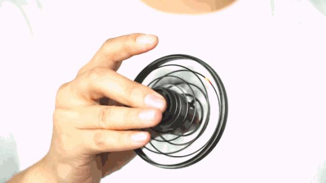 一个会自己飞回来的陀螺，不单是小孩子，连大人都玩得不亦乐乎