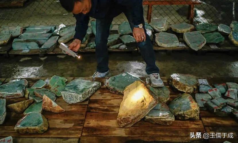 瑞丽市翡翠玉石市场,孔雀舞瑞丽