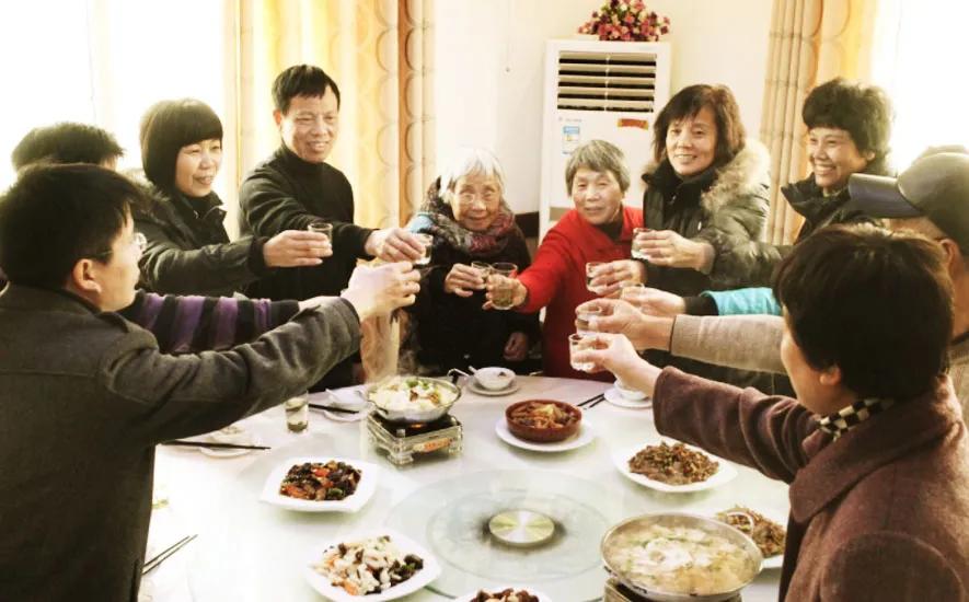 “渔民村”的渔民不打鱼的时候靠什么赚钱?看看你就知道了