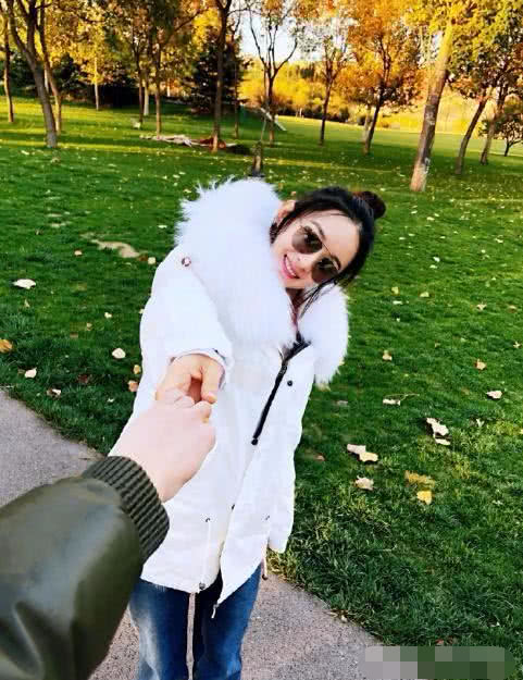 赵丽颖婚后怀孕再添石锤？被拍逛母婴店，衣着宽松十足的孕味！