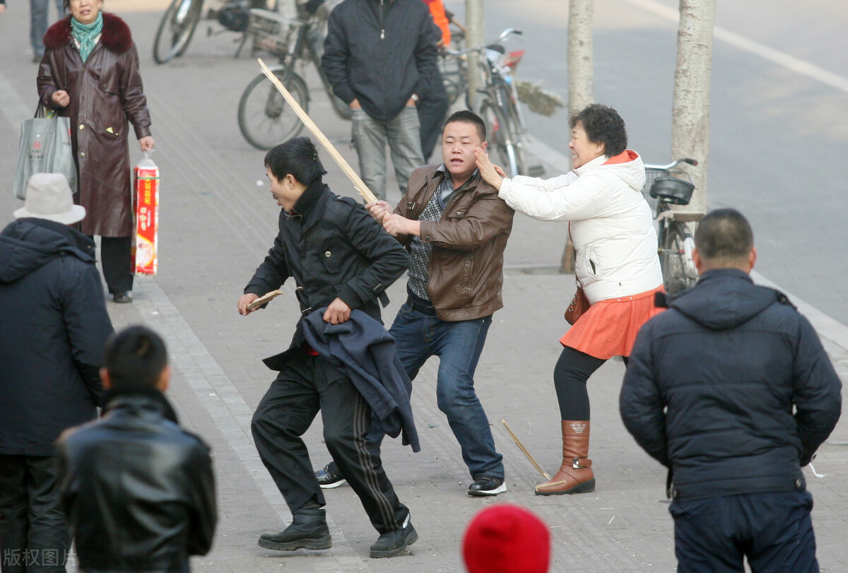 被人打了千万别还手学会正当防卫,被殴打时可不可以还手不触犯法律