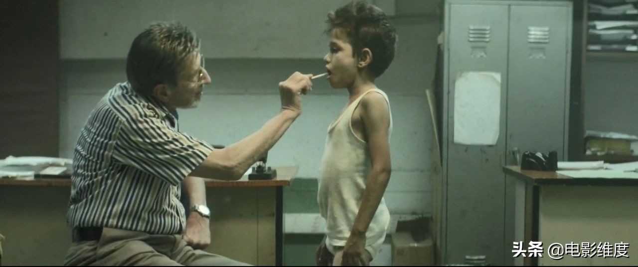 12岁男孩扎因在贫民窟挣扎求生，最后起诉父母生而不养！