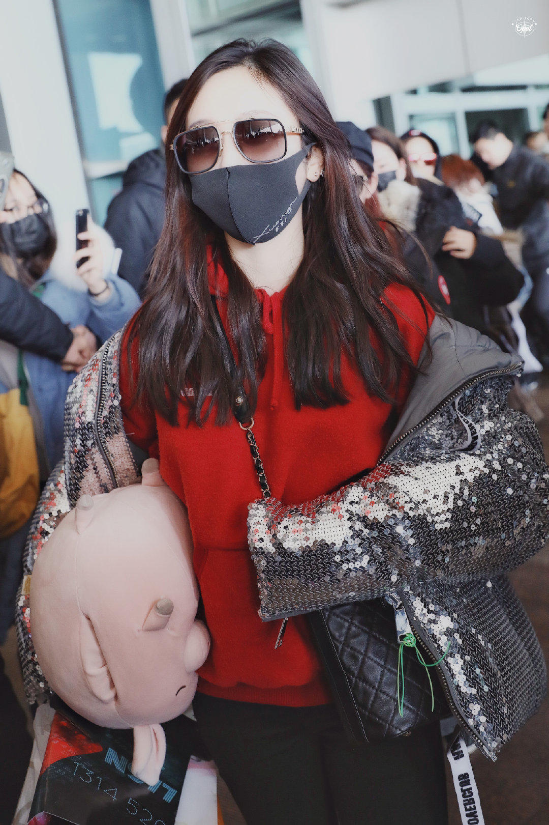 吴宣仪红色羽绒服,吴宣仪同款黄靴冬天怎么搭