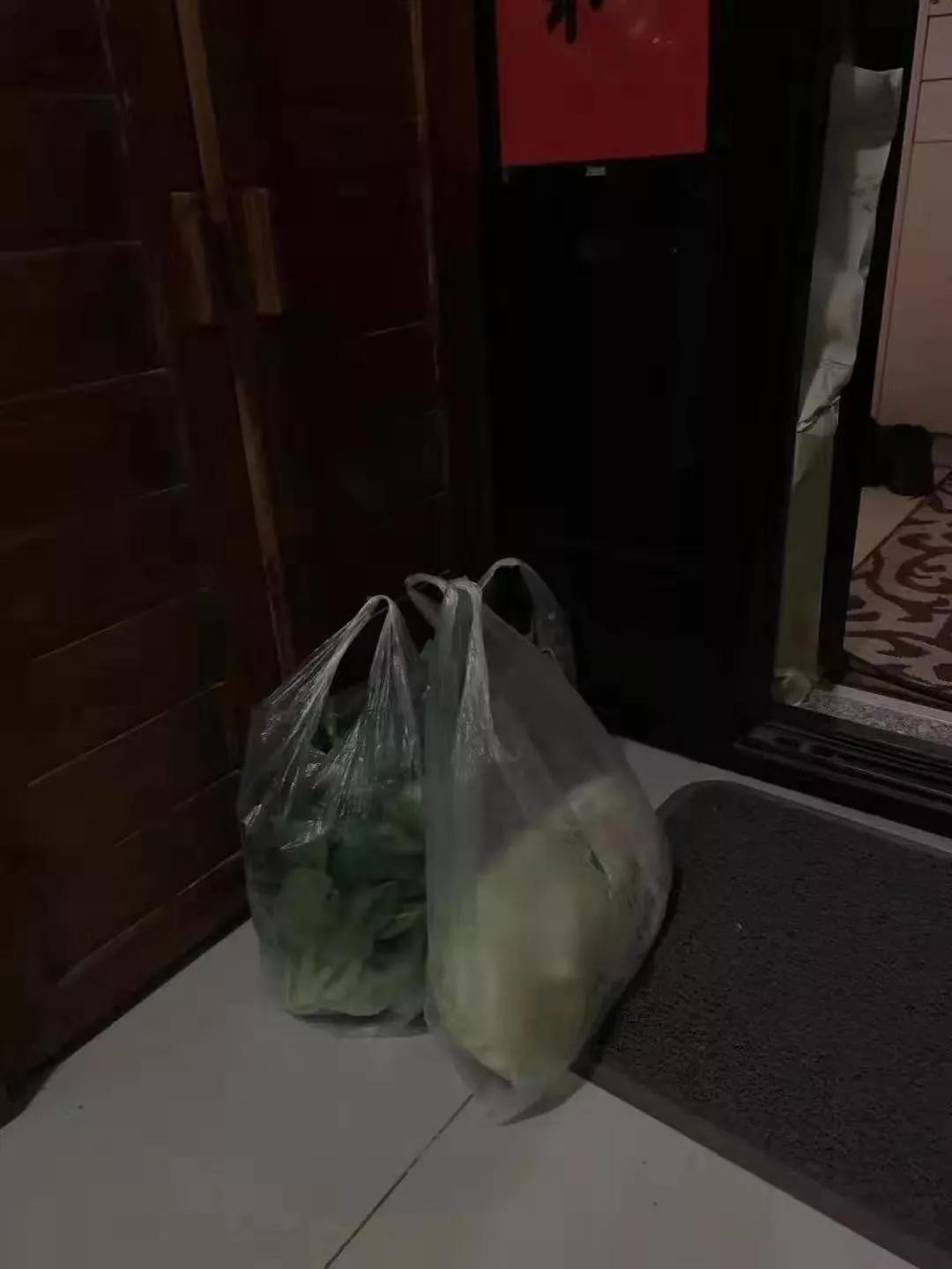 门口出现“神秘蔬菜”，还有“田螺楼长”！北理珠这几天不一般…