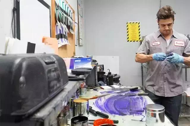 一个卖色卡的，是怎么改变世界潮流的？