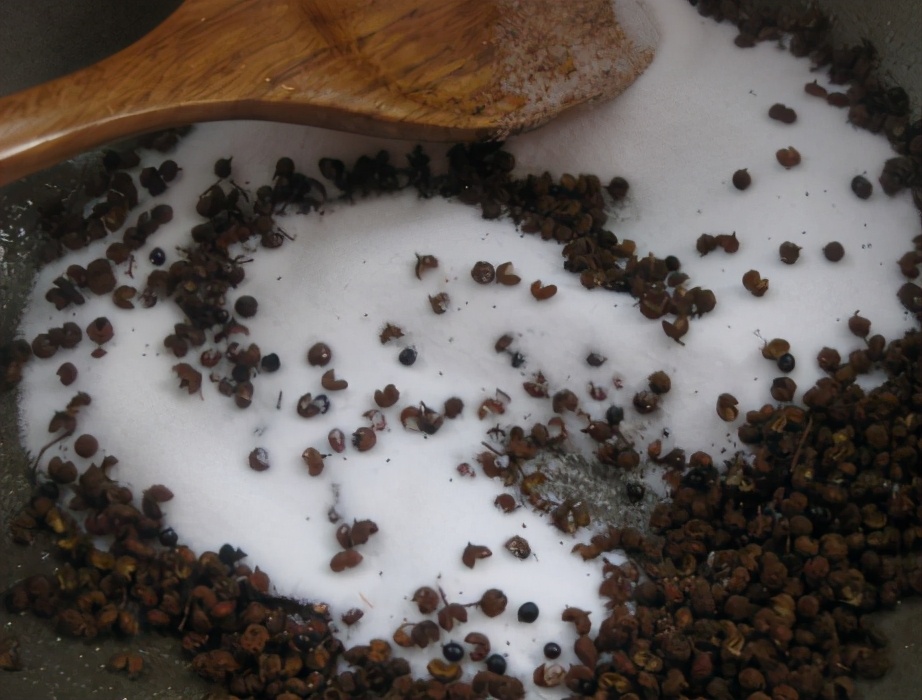 腌咸鱼要不要倒白酒,腌咸鱼要不要改刀