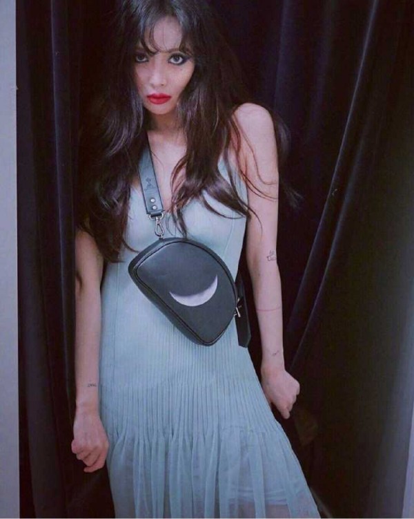 “疑似怀孕”“丰唇“热度还没过又上热搜绿色烟熏你敢同款吗？