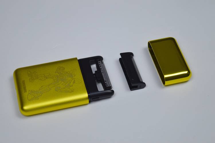 趣味横生，情怀翻涌：须眉变形金刚定制款剃须刀开箱体验