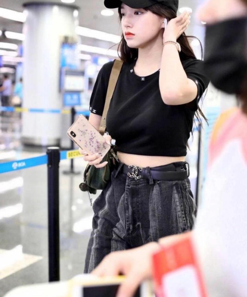 程潇同款甜酷风穿搭,程潇的机场穿搭时尚又显气场