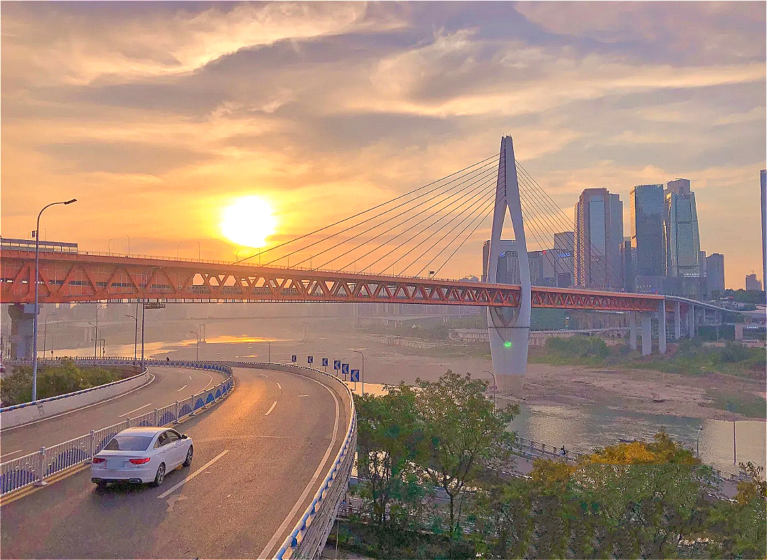 坐在板凳上吃面,来重庆必须要吃的板凳面