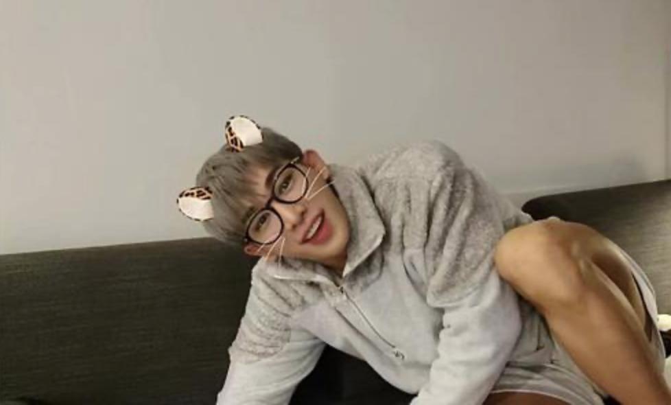 韩团偶像直播又翻车，不穿*裤底**露私密部位，前科累累曾进少管所