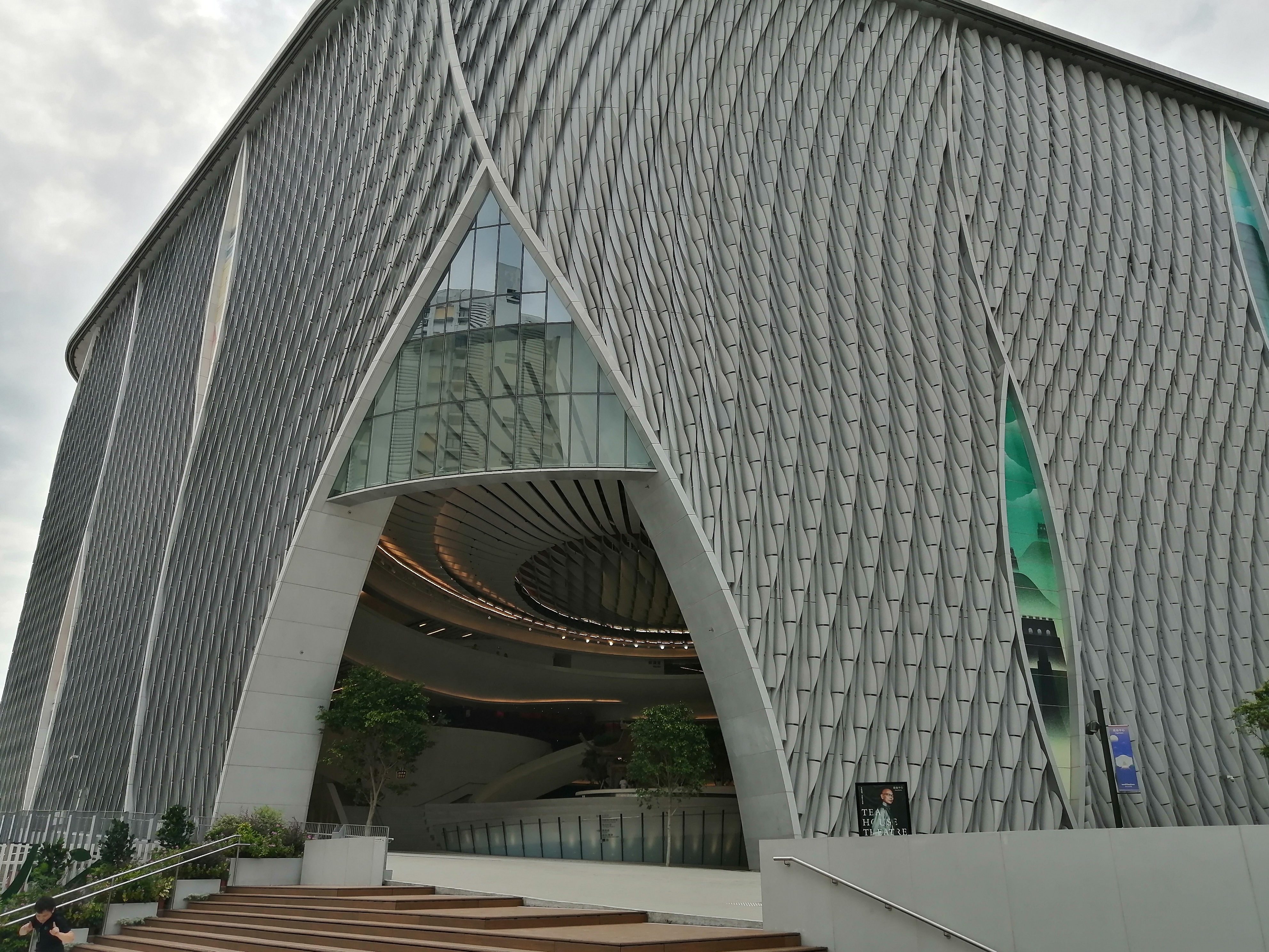 七月初香港游初印象-钓鱼的老人、性感的西方女游客、绘画的小孩