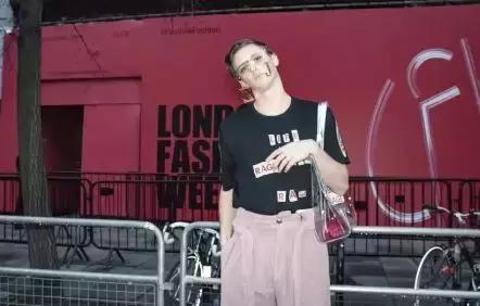 我们花了400块，把土鳖小伙子送上了伦敦时装周？？？