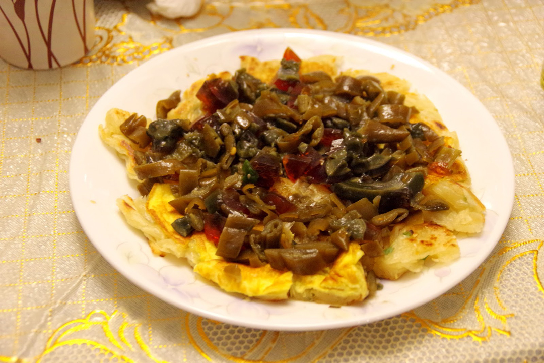 皮蛋和它一起拌简直绝配，5块钱一大盘吃上瘾了，去饭店都吃不到