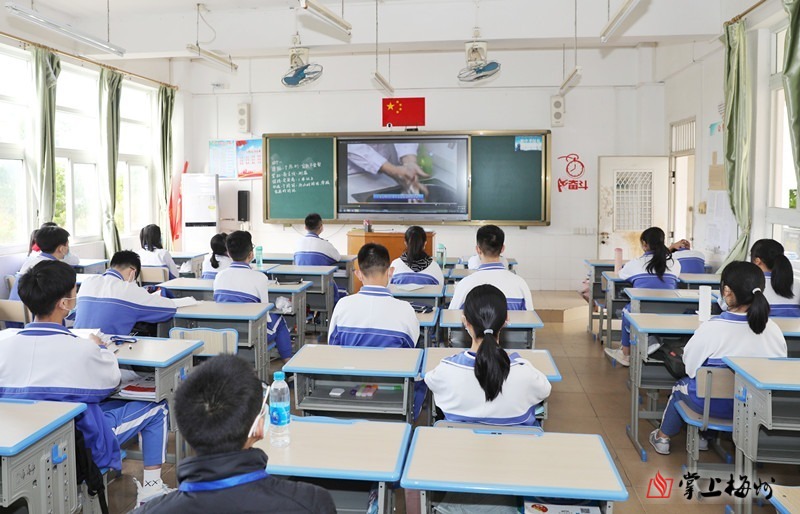 久违的“开学大片”奉上！春风十里，不如校园有你！