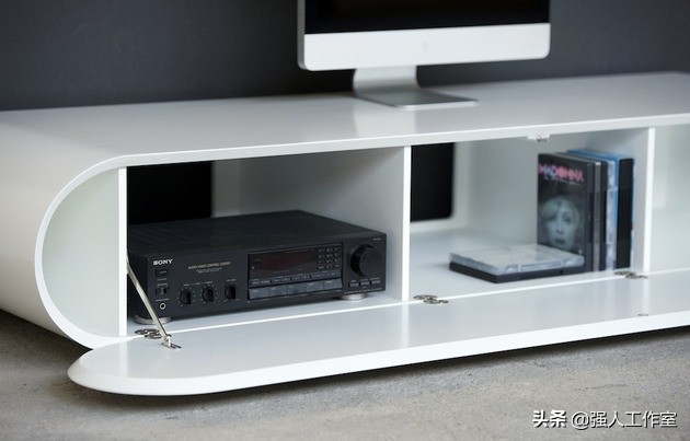 罗纳德·诺尔的白色简约家具：RKNL系列